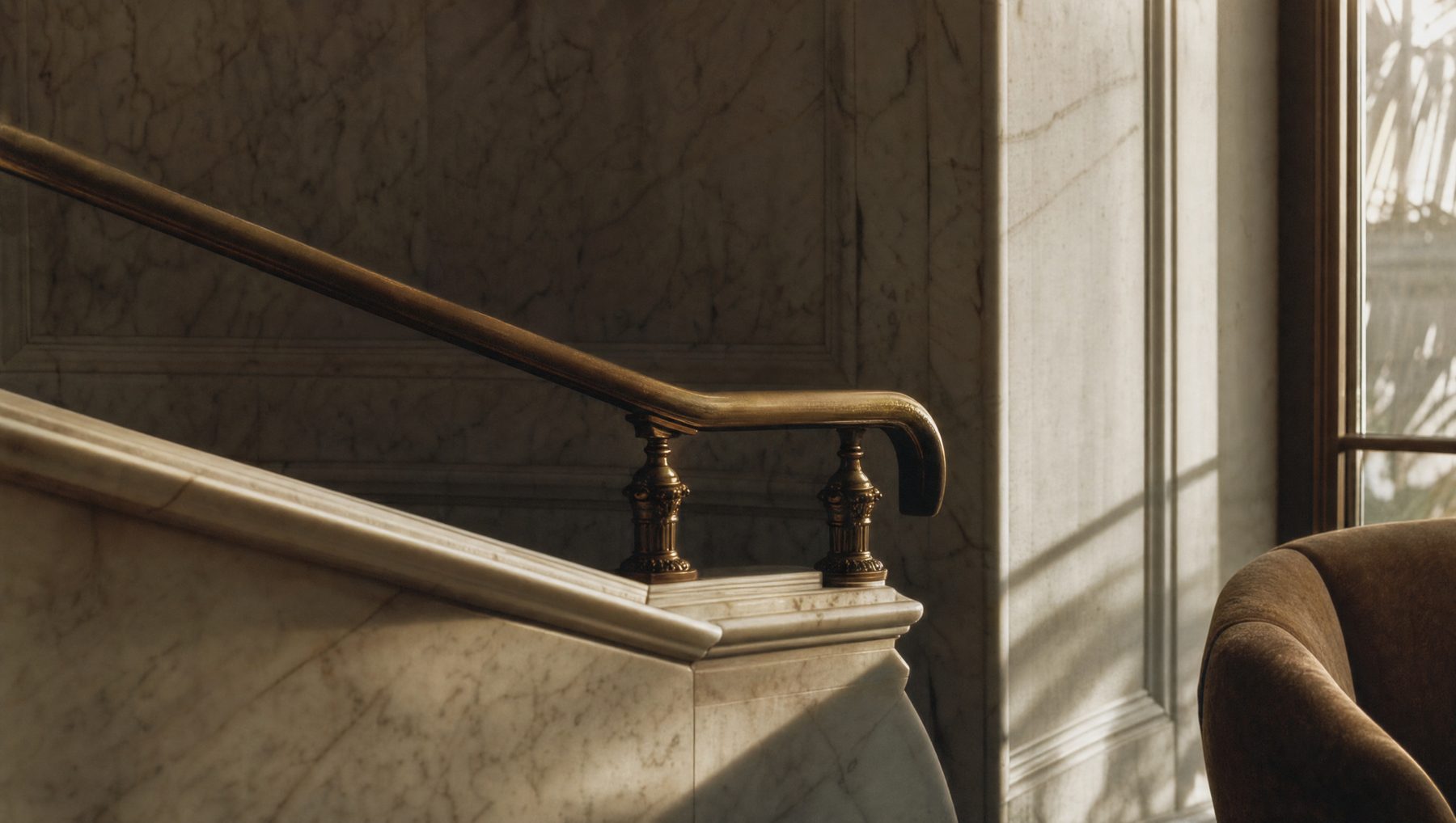 Détail d'un hall de palace : laiton patiné et marbre