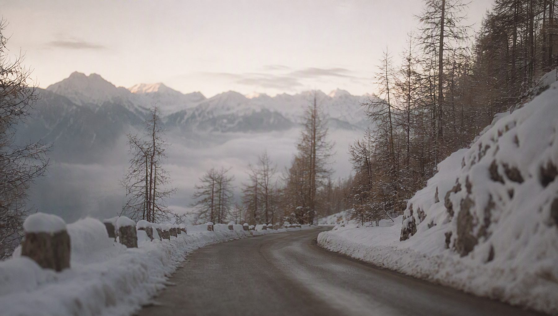 Route de montagne enneigée à l'aube