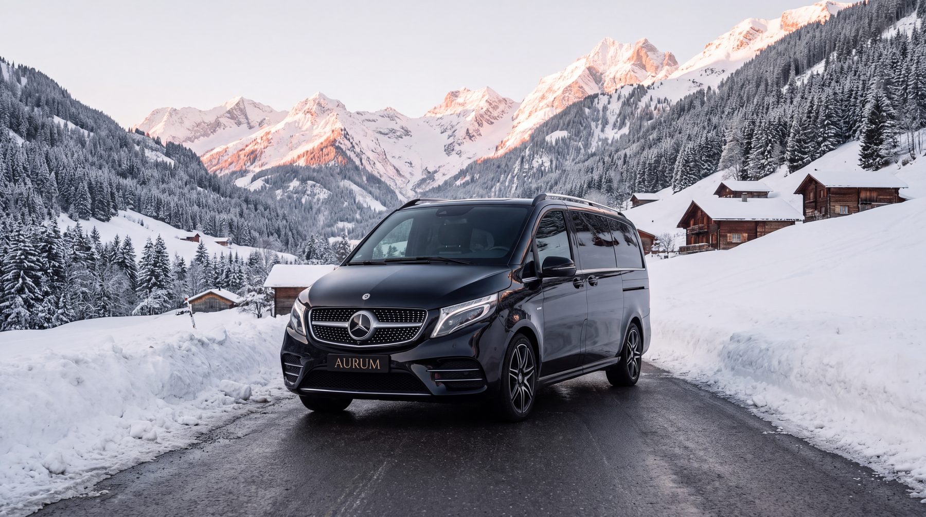 Mercedes-Benz Classe V AURUM sur une route de montagne enneigée, chalets et sommets au lever du jour