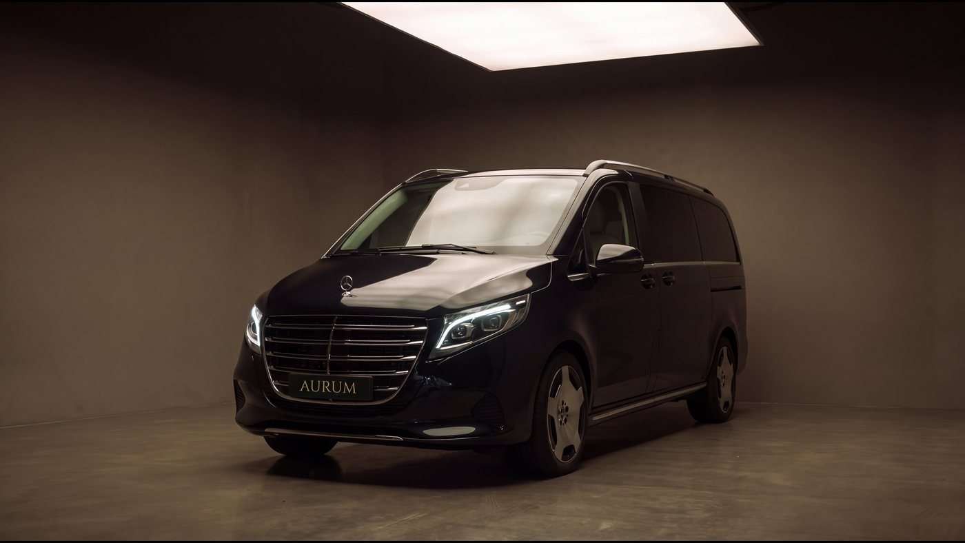 Nouvelle Mercedes-Benz Classe V Pack AMG noire · van VIP AURUM (jusqu'à 7 passagers)