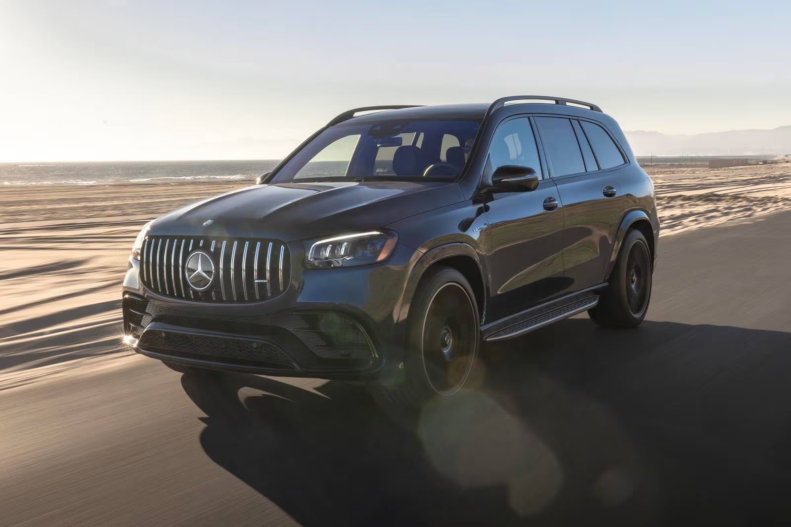 Grand SUV de prestige AURUM au coucher du soleil