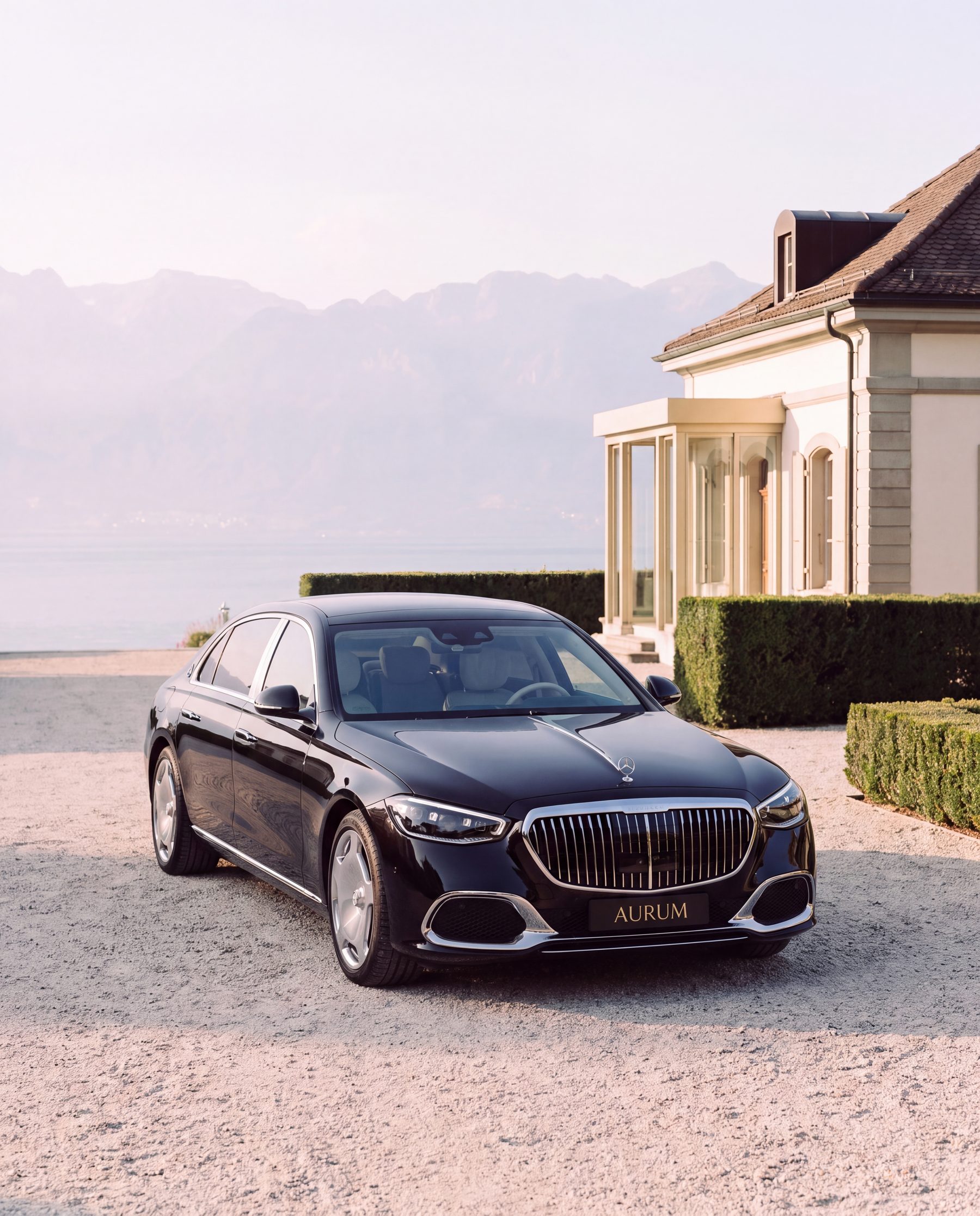 Mercedes-Maybach AURUM dans la cour d'une villa au bord du Léman
